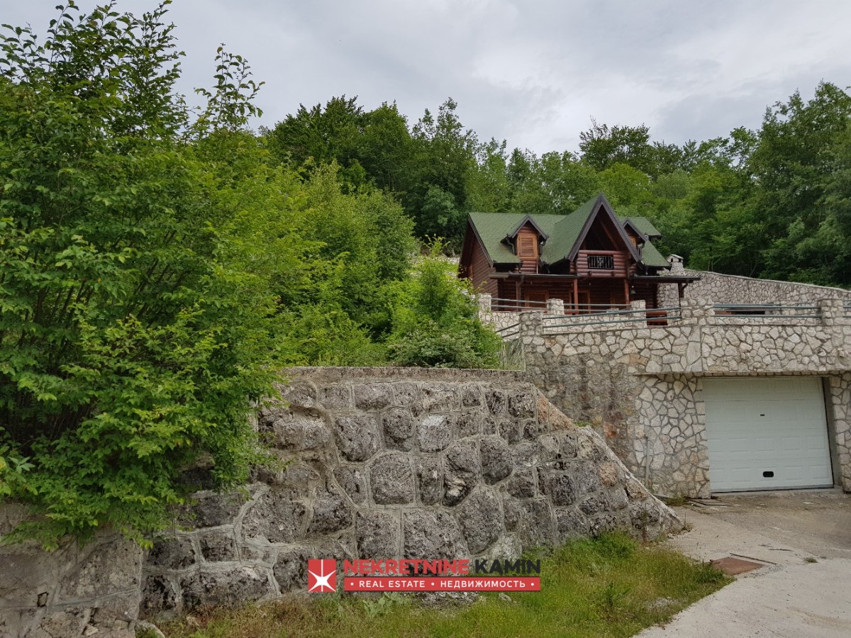 Wooden House with Garage on a 500 m² Plot, Obzovica, Cetinje